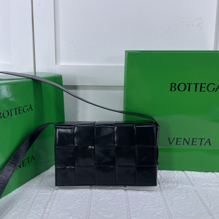 [해외배송]BOTTEGA VENETA 보테가 베네타 남성용 카세트백 B668 블랙  실사